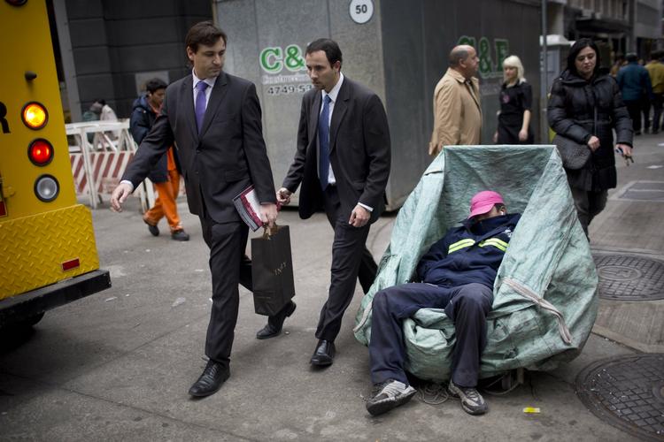 Det globale opsving er der - men det er mere ujævnt og noget svagere, end man først havde ventet, lyder det fra IMF. 
