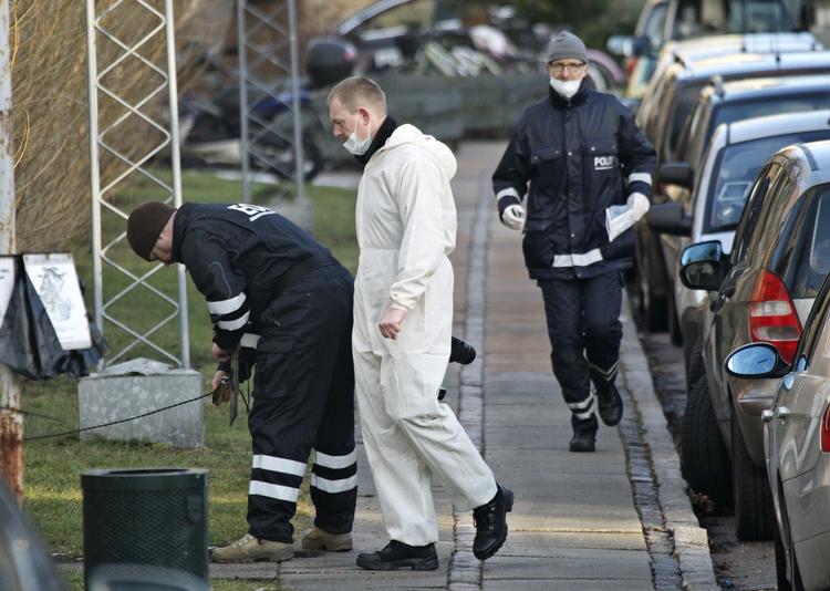 Efterforskning. Politiet håber fortsat at få et dna-match i sagen om drabsforsøget på Lars Hedegaard, selv om den mistænkte er på fri fod igen. 