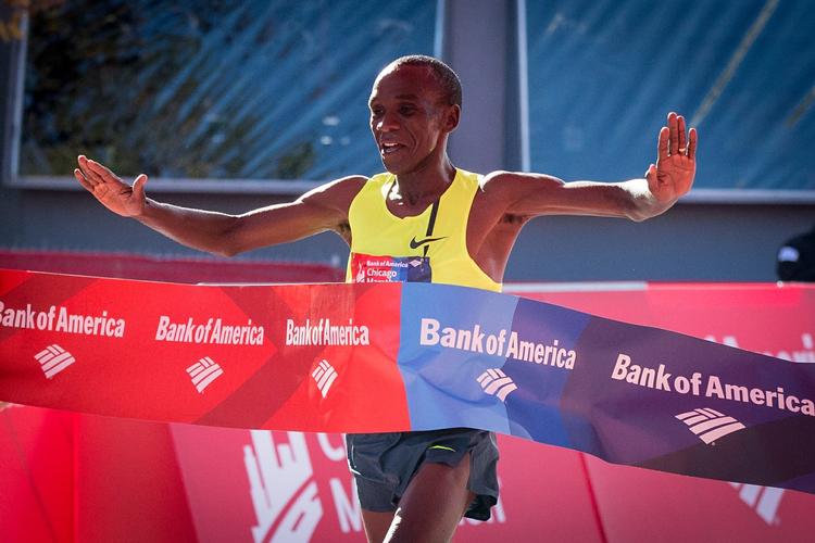 VelKENDT.En kenyaner først over målstregen. Sådan skal det være, når der er maratonløb. Som i går i Chicago, da Eliud Kipchoge vandt. 