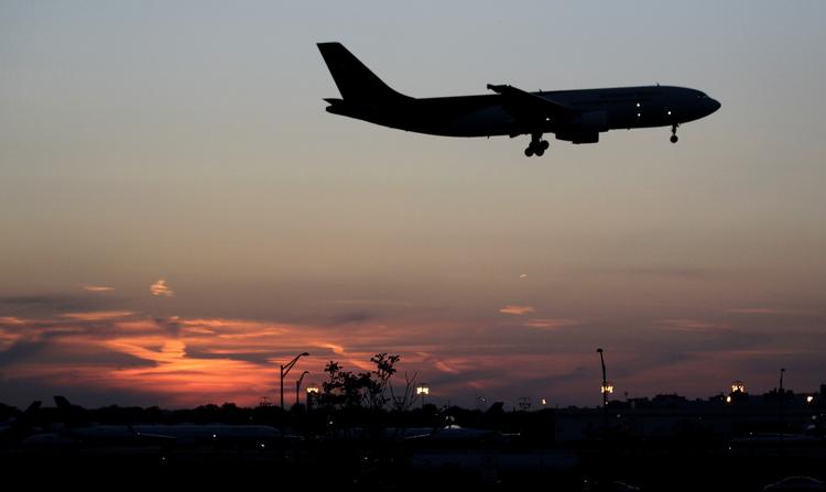 Flyveplan. Det er i sidste ende de danske flyselskaber selv, der bestemmer, hvor de vil flyve - hvis ikke et luftrum er lukket. Der er ikke sket ændringer i flysikkerheden, siden Malaysia Airlines MH17 blev skudt ned i juli måned. 