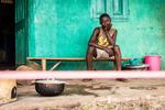 Virus. En isoleret ebolapatient foran en sundhedsklinik i Sierra Leone. En dansk sygeplejerske, der netop er hjemvendt fra landet, beretter, at indsatsen trods alt nytter. 