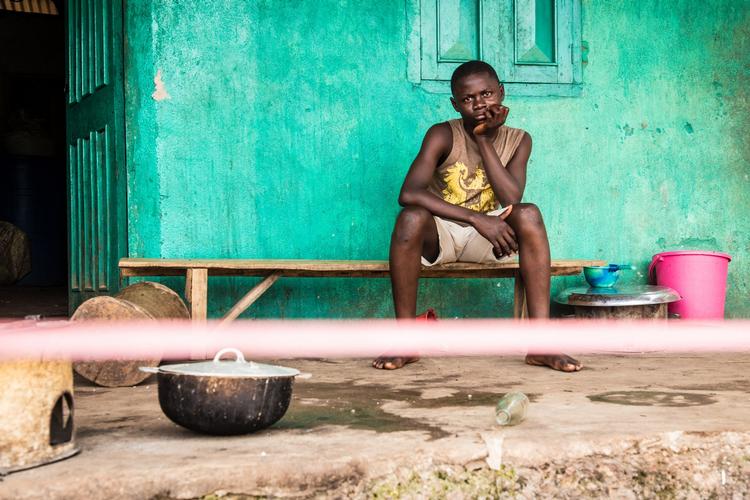 Virus. En isoleret ebolapatient foran en sundhedsklinik i Sierra Leone. En dansk sygeplejerske, der netop er hjemvendt fra landet, beretter, at indsatsen trods alt nytter. 