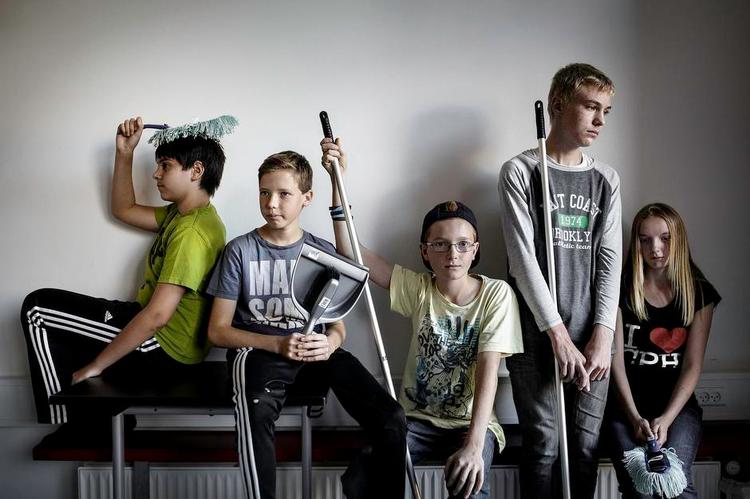 Dukse. Dagens miljøteam i 6. b på Stenlille Skole fejer bl.a. borde og gulve og tømmer skraldespande. Gevinsten er rene toiletter. Hver femte elev i 5.-8. klasse går slet ikke på toilettet i skoletiden, fordi toiletterne er uhumske. 