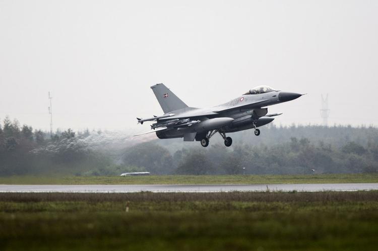 Flytjek. De danske F-16-fly er så gamle, at de begynder at slå revner. 