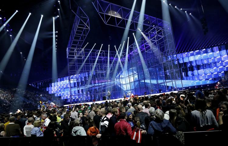 Nedtur. Shovet var flot, men efter det internationale melodigranprix på Refshaleøen har de økonoiske tømmermænd taget over. 