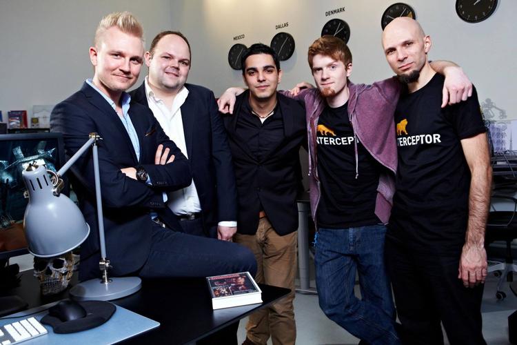 Holdet Virksomheden Interceptor producerer computerspil og har ansatte i hele verden. Hovedkvarteret ligger i Aalborg, og her arbejder (fra venstre) stifter og direktør Frederik Schreiber, investor og partner Mike Nielsen, partner og producer Khaled Ibrahimi fra Holland, art director Chris Pollitt fra England og ledende koder Grzegorz Zawadski fra Polen. 