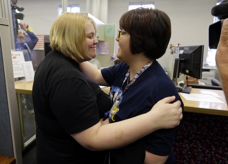 Par. Katie Burris (til venstre) og Evangeline Cook giver hinanden et kram, efter at de har fået papir på hinanden på et kommunalt kontor i Indianapolis i Indiana. 