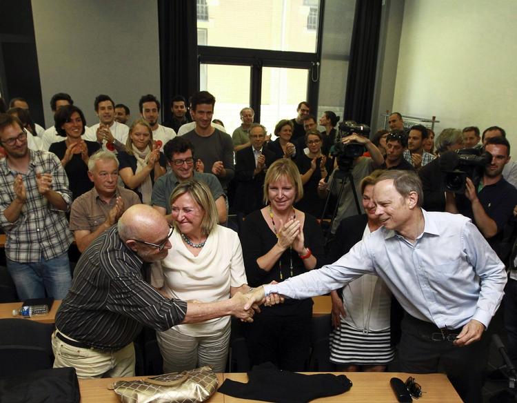 Lykønksning. Jean Tirole (til højre) lykønskes med modtagelsen af Nobelprisen i Økonomi af sine kolleger. 