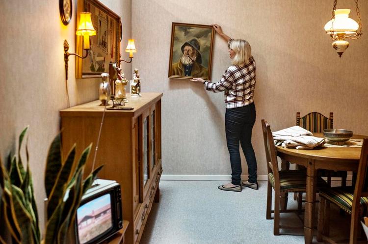 Dansk hygge. Halvdelen af os bor i en forstad, fortæller museumsinspektør Helle Leilund fra Arbejdermuseet. Her indretter nogle sig i hyggelige stuer, mens andre bor i tæt-lav-byggeri som Tinggården i Herfølge, hvis model fra 1971 indgår i udstillingen om forstæderne. 