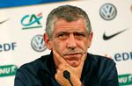 udenfor. Karantæneramte Fernando Santos så noget tvivlende ud i Paris, men han roser nu sit mandskab og ønsker det til lykke med indsatsen, altså nederlaget! Foto: Michel Euler/AP 