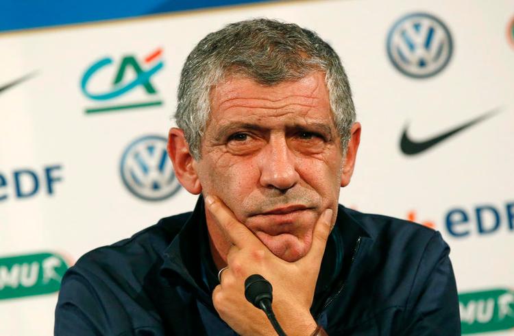udenfor. Karantæneramte Fernando Santos så noget tvivlende ud i Paris, men han roser nu sit mandskab og ønsker det til lykke med indsatsen, altså nederlaget! Foto: Michel Euler/AP 