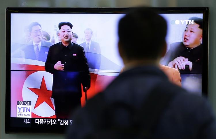VÆK. I flere uger har der været radiotavshed og den nordkoreanske leder har ikke lade sig vise på billeder i offentligheden. I nat dansk tid viste han sig for første i gang i over en måned på tv-billeder fra en Nordkoreansk tv-station. 