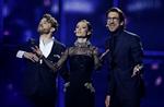 Fest. Pilou Asbæk, Lise Rønne og Nikolaj Koppel styrede Eurovision-showet, men en overgang var festlighederne i fare for aflysning. 