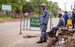 Virus. En politimand bevogter en checkpoint i Sierra Leone. 800 sodlater fra den fredsbevarende styrke er blevet isoleret, efter at en enkelt soldat er blevet smittet. 