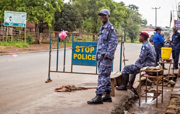 Virus. En politimand bevogter en checkpoint i Sierra Leone. 800 sodlater fra den fredsbevarende styrke er blevet isoleret, efter at en enkelt soldat er blevet smittet. 