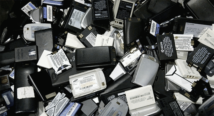 STRØM. Snart kan mobilbatterier og batterier til el-biler lades lynhurtigt op og holde til langt flere opladninger, inden de skal skiftes ud. (Foto: AP Photo) 