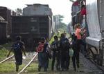 Immigration. Mexicanere ses hoppe på et tog, som er på vej til den mexicansk-amerikanske grænse. Indvandring er et hedt emne i USA. 