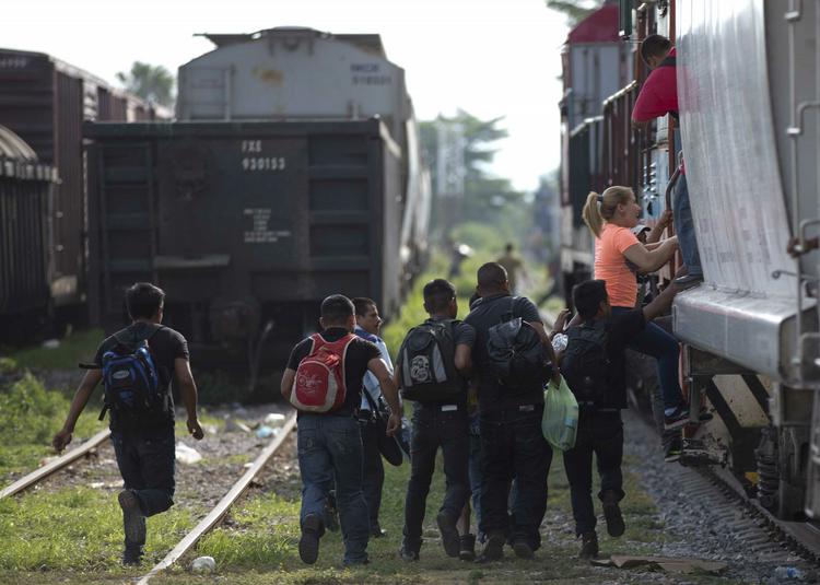 Immigration. Mexicanere ses hoppe på et tog, som er på vej til den mexicansk-amerikanske grænse. Indvandring er et hedt emne i USA. 