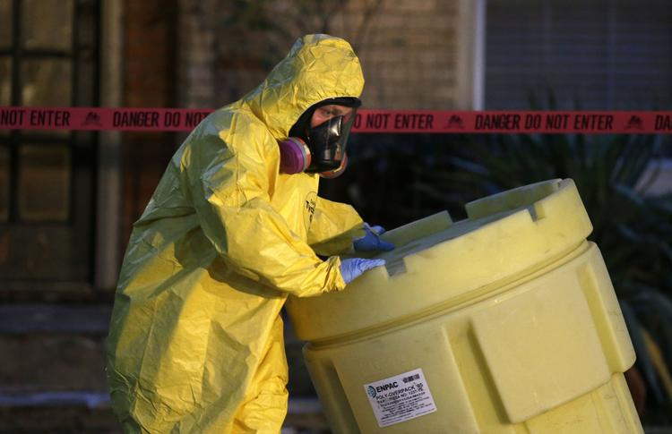 To sygeplejere har fået konstateret ebola på et hospital i Texas efter, at en liberisk mand blev indlagt med sygdommen. 