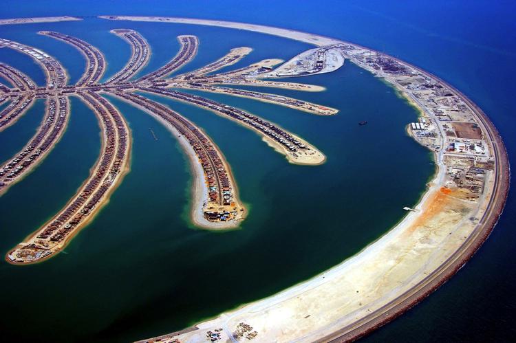 Byggeboom Palm Jumeirah, en gruppe kunstige øer i den Persiske Golf, har alene krævet 385 millioner ton sand at bygge. 