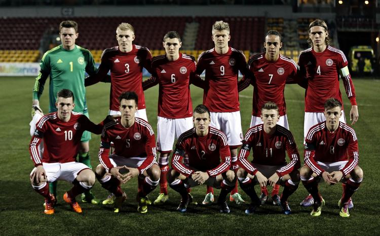 EM-KLAR. På vej mod EM-slutrunden stillede Danmark med dette hold på hjemmebane mod Estland: Bagest fra venstre: David Jensen, Frederik Sørensen, Andreas Christensen, Andreas Cornelius, Yussuf Yurary Poulsen og Jannik Vestergaard. Forrest Pierre Emile Højbjerg, Jonas Knudsen, Christoffer Remmer, Nicolaj Thomsen og Lasse Vigen Christensen. 