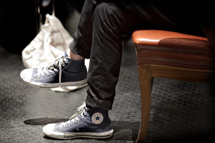 Populær. Converse All Star skoen blev populær, da den amerikanske basketballspiller Chuck Taylor benyttede skoen. Tilbage i 1923 blev spillerens signatur påtrykt skoen. Og siden blev den et hit verden over. 