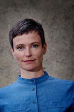 præcision. Malene Ravn spidder sine personer med nådesløs præcision. 