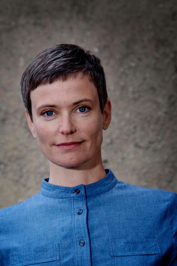 præcision. Malene Ravn spidder sine personer med nådesløs præcision. 