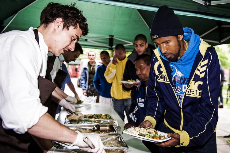 VÆRSGO. Det er ikke første gang, at restauranten Kokkeriet har lavet mad til Københavns hjemløse og socialt udsatte. Dette er et billede fra et tidligere arrangement. (arkiv) 