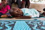Ebola. treårige Sam var heldig, at hans mor ikke døde, efter at hun var blevet smittet med ebola. Han kan dog ikke få omsorg af sin mor, da han er i sin 21-dages inkubationsperiode, hvor kun de beskyttelsesdragtklædte sundhedsmedarbejdere må røre ham. 