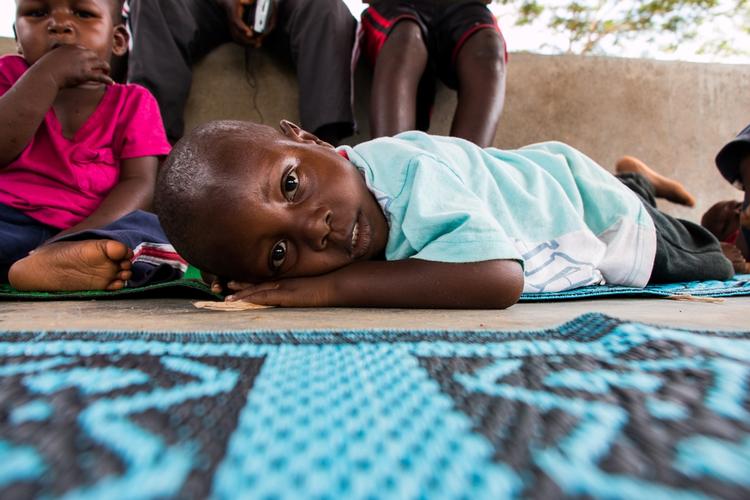 Ebola. treårige Sam var heldig, at hans mor ikke døde, efter at hun var blevet smittet med ebola. Han kan dog ikke få omsorg af sin mor, da han er i sin 21-dages inkubationsperiode, hvor kun de beskyttelsesdragtklædte sundhedsmedarbejdere må røre ham. 