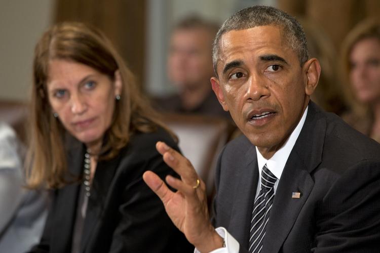 Virusfare. USA's præsident Barack Obama taler med pressen flankeret at sin sundhedschef, Sylvia Burwell. 