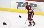HATTRICK. Hattene fløj på isen, da Mikkel Bødker havde fuldt sit hattrick for Arizona Coyotes. 