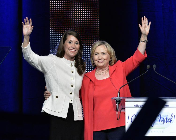 Valgkamp. Hillary Clinton (th) trak i går fulde huse ved et vælgermøde i Louisville, Kentucky for senatskandidat Alison Lundergan Grimes (tv). 