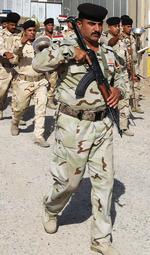 Propaganda. I sommer organiserede hæren en parade ved et rekrutterings center i Bagdad for at få flere frivillige. Foto: Karim Kadim/AP 