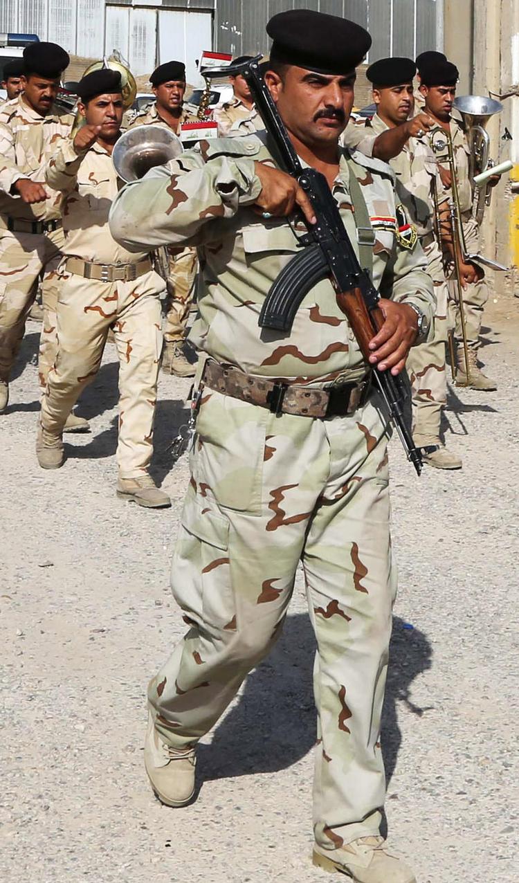 Propaganda. I sommer organiserede hæren en parade ved et rekrutterings center i Bagdad for at få flere frivillige. Foto: Karim Kadim/AP 