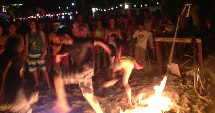Berygtet. I omegnen af 30.000 unge samles hver måned på øen Koh Phangan og fester under fuldmånen. Op til nytår kommer langt flere. 