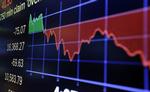De europæiske aktier rasler ned. Det danske C20 index er faldet med over 3 procent omkring middagstid. 