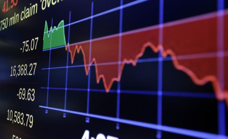 De europæiske aktier rasler ned. Det danske C20 index er faldet med over 3 procent omkring middagstid. 