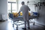 Smitte. Det er på en isolationsstue som denne på Hvidovre Hospitals infektionsmedicinske afdeling, at den udsendte for Læger uden Grænser formentlig bliver undersøgt for ebola. 
