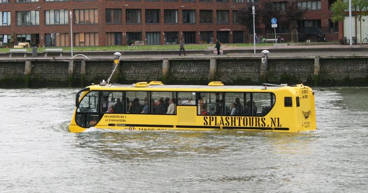 Amfibie. Salzburg har adopteret ideen med at tilbyde turister og barnlige sjæle en sightseeingtur med amfibie-køretøjer fra Rotterdam (billedet) 