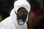 Sikkerhed. En nigeriansk sundhedsmedarbejder har sikkerhedsudstyr på for at undgå ebola-smitte. Trods beskyttelsesudstyr er mange i sundhedssektoren blevet smittet i Vestafrika. 