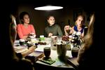 fællesskab. Man kunne godt bare læse hjemme i sofaen, men i læsegruppen finder man meget længere ind i bøgerne, siger Bjørg Møller (midten), her med Marianne Carus (tv.) og Mia Møller Yde fra Læsegruppen for yngre kvinder i Aarhus. 