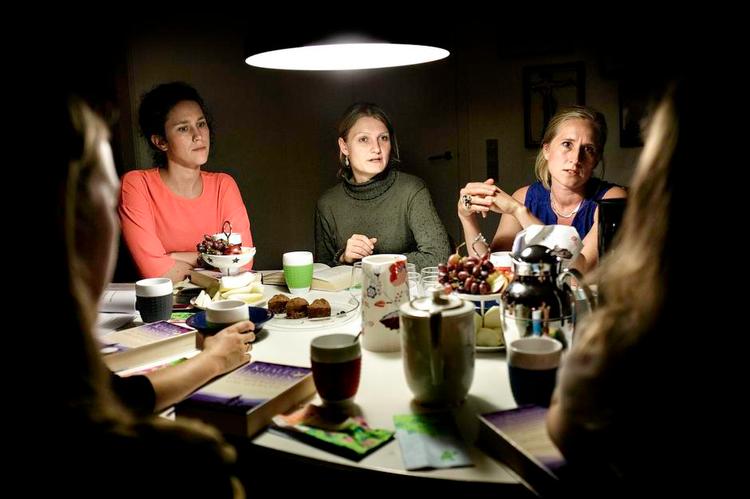 fællesskab. Man kunne godt bare læse hjemme i sofaen, men i læsegruppen finder man meget længere ind i bøgerne, siger Bjørg Møller (midten), her med Marianne Carus (tv.) og Mia Møller Yde fra Læsegruppen for yngre kvinder i Aarhus. 