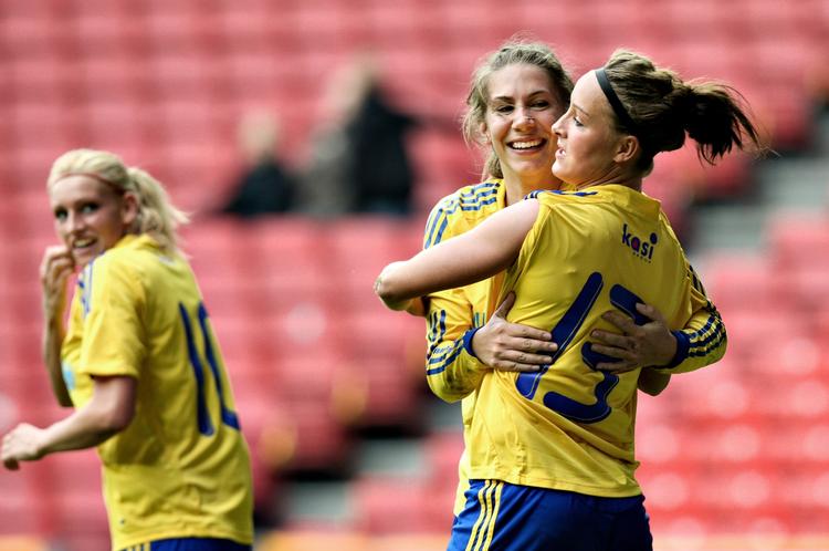DRAMA. Brøndby er på en afgørende scoring af Emma Madsen (th.) sammen med Fortuna Hjørring klar til ottendedelsfinalerne i Champions League. 