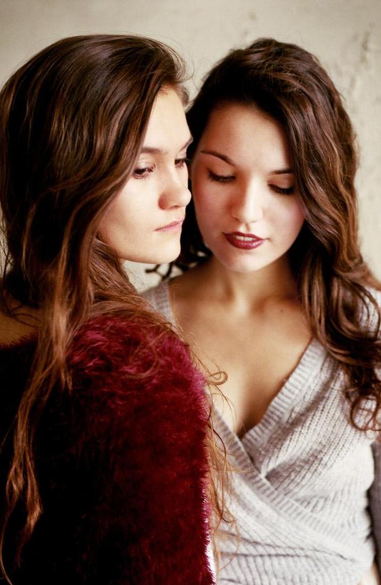 ørenfryd. Søstrene Lily &amp; Madeleine Jurkiewicz fra Indiana synger sømløse harmonier, så ørerne fryder sig. 