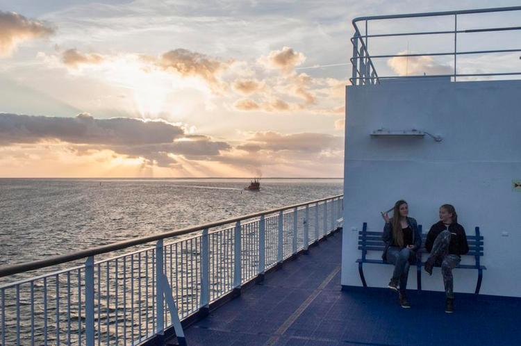 Stemning. Her går solen ned over den sidste afgang på ruten Esbjerg-Harwich. Rederiet DFDS håber at lokke nogle af de rejsende over på ruten til Litauen. 
