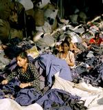 Kredsløb. Knap 10 kroner om dagen tjener kvinderne i Panipats genbrugsindustri på at klippe Vestens aflagte tekstiler i stykker, så det kan forarbejdes til nyt garn. Men jobbet er bedre end det fysisk hårde landarbejde, synes de. 