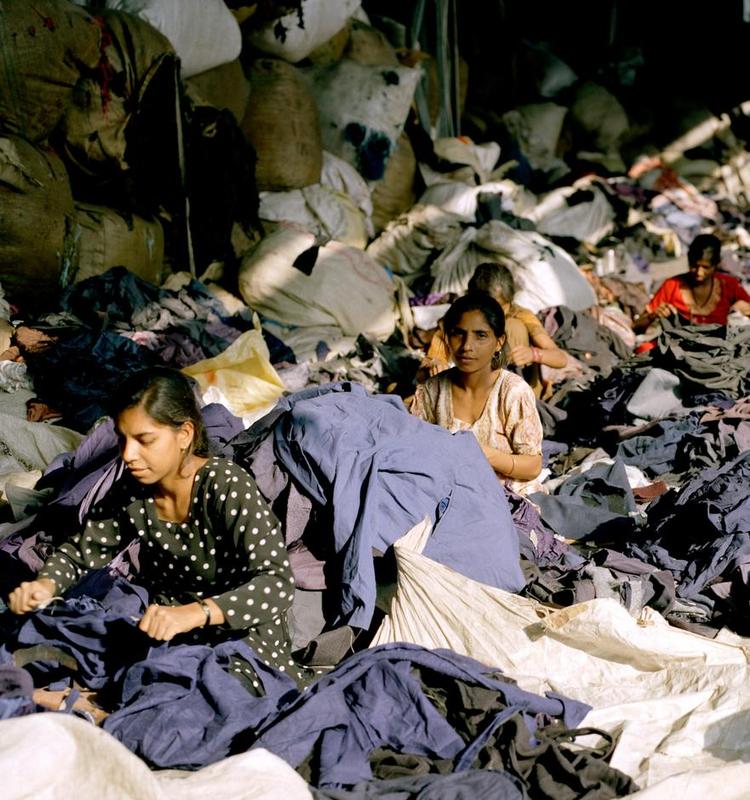 Kredsløb. Knap 10 kroner om dagen tjener kvinderne i Panipats genbrugsindustri på at klippe Vestens aflagte tekstiler i stykker, så det kan forarbejdes til nyt garn. Men jobbet er bedre end det fysisk hårde landarbejde, synes de. 