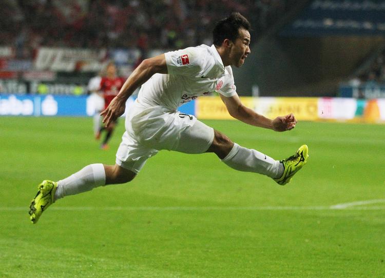 FLYVENDE. To sejre og fem uafgjorte er facit for japaneren Shinji Okazaki og hans danske træner i Mainz. 